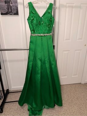 Custom Made Elegant Green Beaded Prom Dress with Embellished Waist